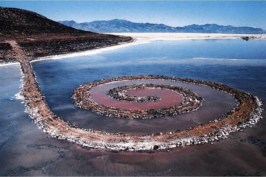 Are na robert smithson spiral jetty 02 jpg