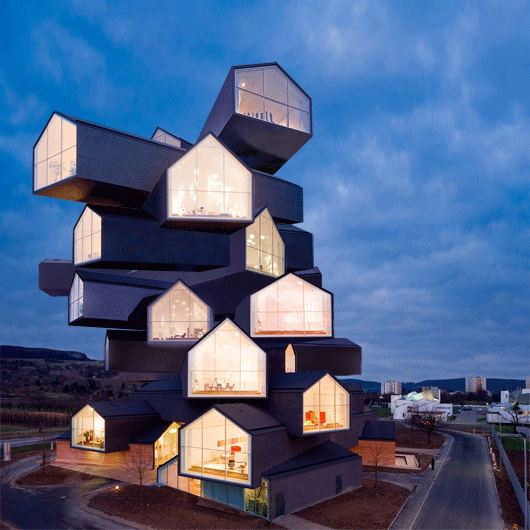 Cases apilades en una torre